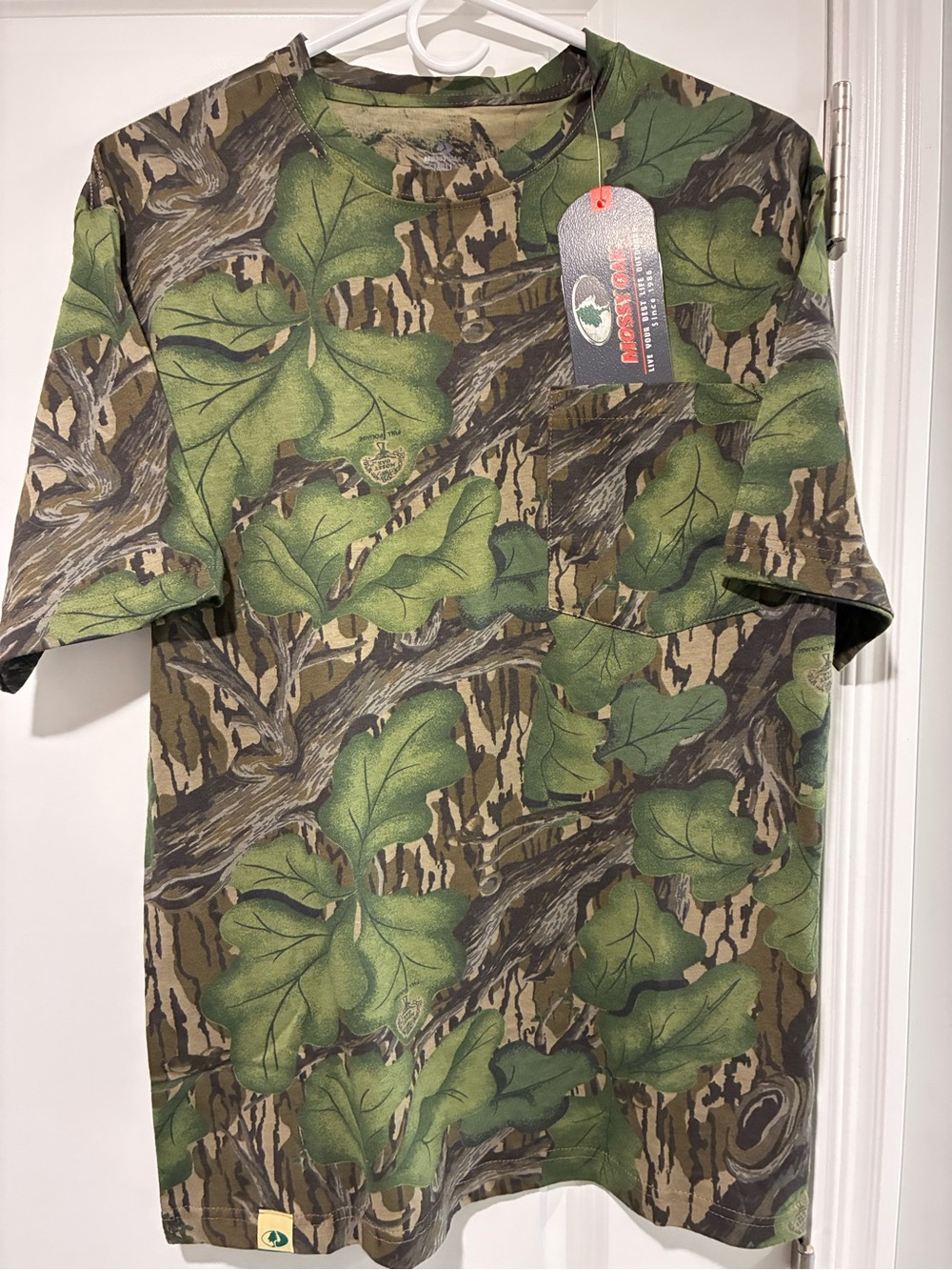 Mossy Oak Men's Realistic Leaf Camo Pocket Tee in Green and Brown